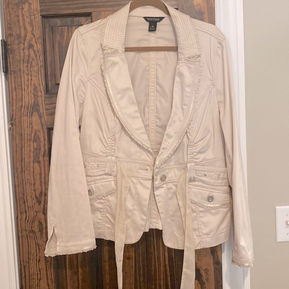 NWOT WHBM super cute ruffled beige long sleeve jacket with belt and pockets